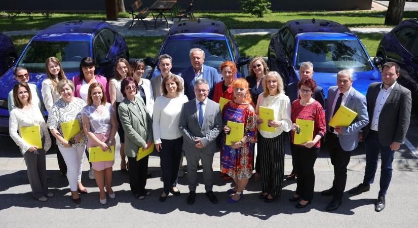 Kilenc új elektromos autó segíti a sajátos nevelési igényű gyermekek ellátását Heves vármegyében