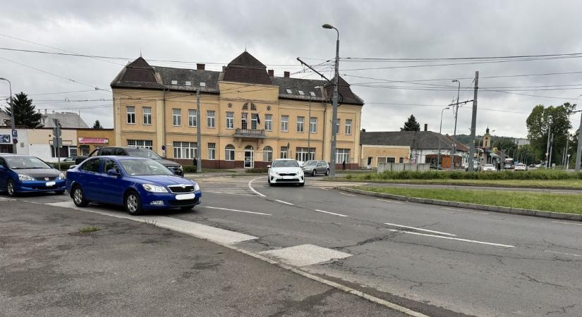 „Rádudáltam, miután satuznom kellett, aztán még ő mutogatott, magyarázott” – Megy az adok-kapok az Újgyőri körforgalomnál-videóval