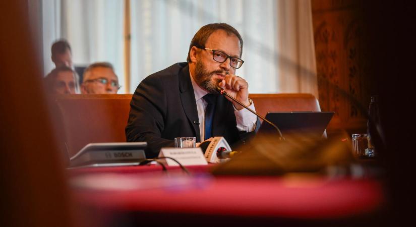 Felmentette az ukrán pénzszállítók elleni akció egyik kulcsfiguráját, a NAV elnökhelyettesét Kármán András pénzügyminiszter