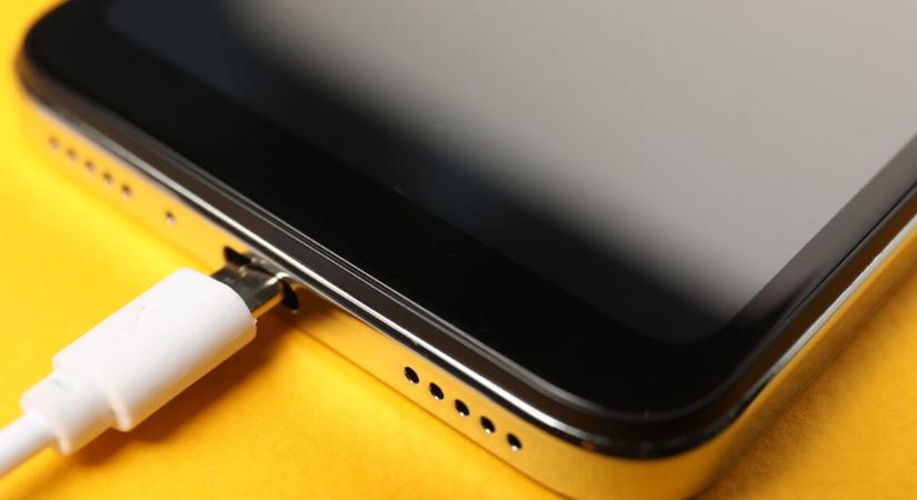Ezért töltjük inkább kábellel a mobiltelefonunkat