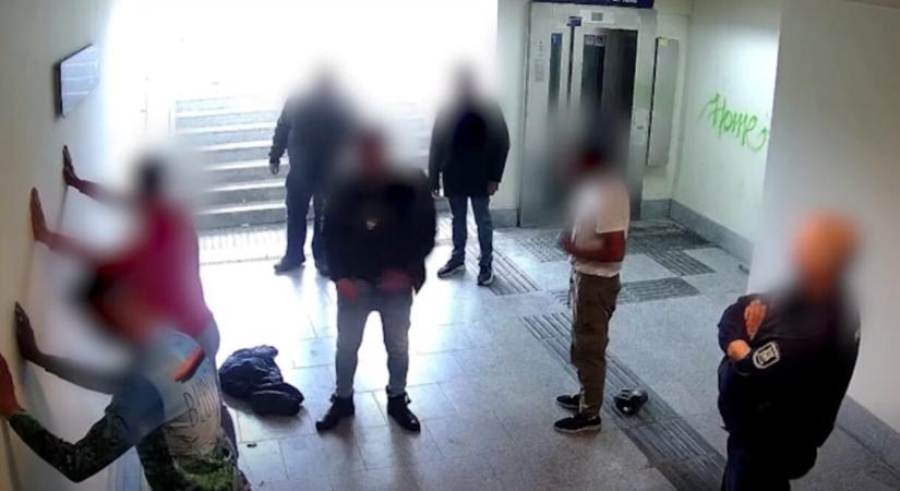 Jelvényutánzattal önkényeskedő férfi hívott rendőröket egy „intézkedéséhez” – letartóztatták