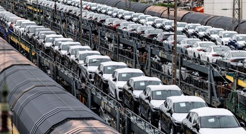 Valami egészen különös dolog történik a debreceni BMW-gyárnál: a Waberer's tehervonataival hordják el az új autókat – ez az egyetlen megoldás