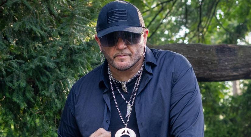 „Most kimondom. Bajban vagyunk” – Kozsó segítséget kér