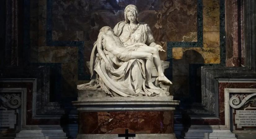 Kalapáccsal támadt Michelangelo mesterművére: sokkoló jelenetek játszódtak le a Vatikánban