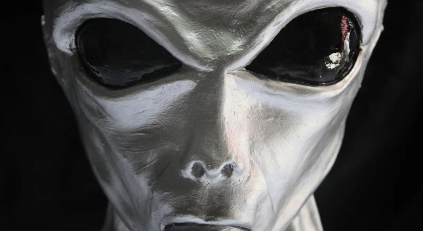 Drámai bejelentést tett a segélyhívón egy férfi: „UFO-k, zombik és szellemek vannak itt”