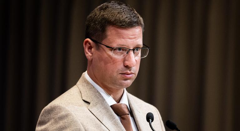 Gulyás Gergely szerint a Tisza-kormány az Alaptörvény-módosítással a migrációs paktum elfogadására készül