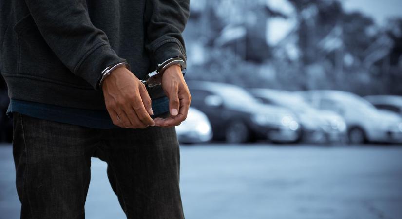 Parfümöket lopott, majd őrjöngeni kezdett egy pápai szórakozóhelyen