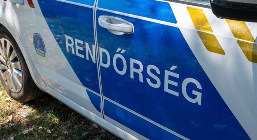 Mikrobusz ütközött nyerges vontatónak Gyöngyöshalásznál az M3-ason