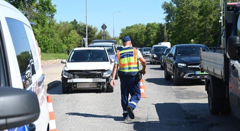 Baleset a Tisza hídon – elképesztő állapotok fogadták az autósokat