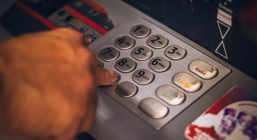 Óriási leállás jön az egyik legnagyobb banknál, napokra megbénulnak az online szolgáltatások