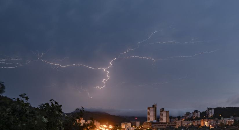 Villámlás és jégeső miatt első fokú figyelmeztetést adtak ki Pest megyére