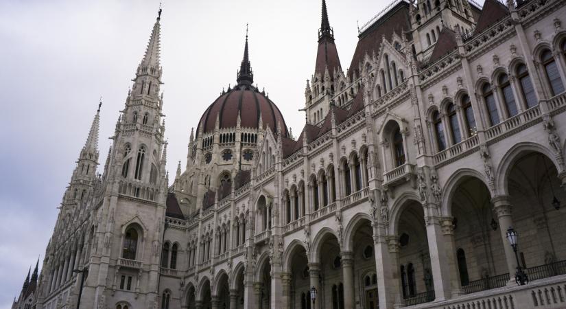 Alaptörvény módosítás: két ciklusban korlátozná a miniszterelnök mandátumát a Tisza Párt, megszűnhet a Szuverenitásvédelmi Hivatal is