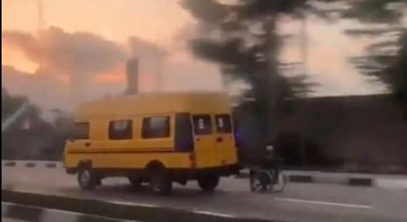 Kék villogós kisbusszal vontatta magát az őrült tolószékes!