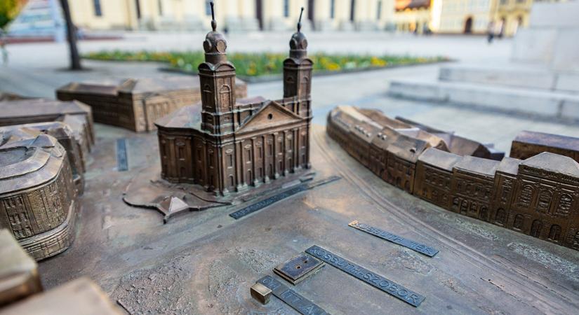Ismét vandálok garázdálkodtak Debrecen főterén – felháborodott a polgármester