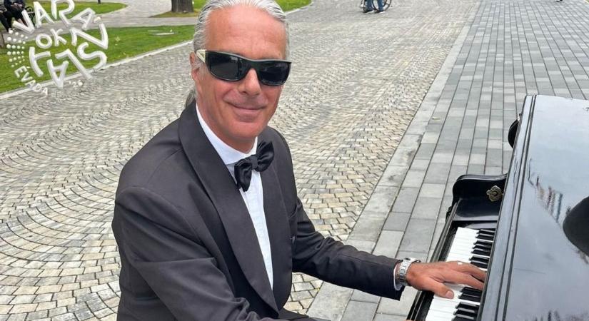 Mr. Piano varázsolja Sopron utcáira a zene hangulatát