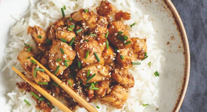 Szezámmagos csirkeragu rizzsel: gyors, egyszerű, ízletes recept