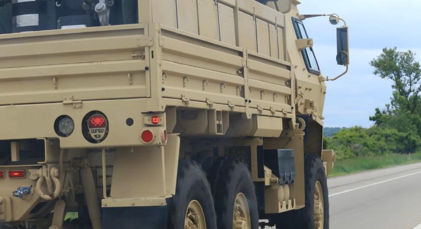 Hatalmas katonai konvoj lépte át a magyar határt, NATO-erők érkeztek hozzánk
