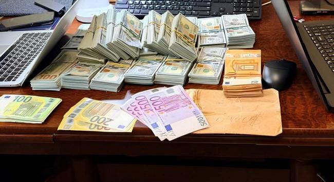 A korrupt megyei rendőrparancsnokoknál elit autóflottát, 22 millió dollárt, svájci órákat és fegyvereket találtak