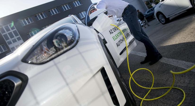 Vitatott ötlet a BMW-től: büntetnék azokat, akik nem töltik a plug-in hibridjüket