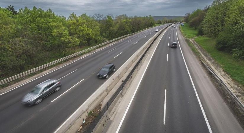 Két tonna dohánnyal bukott meg az M3-ason egy furgon