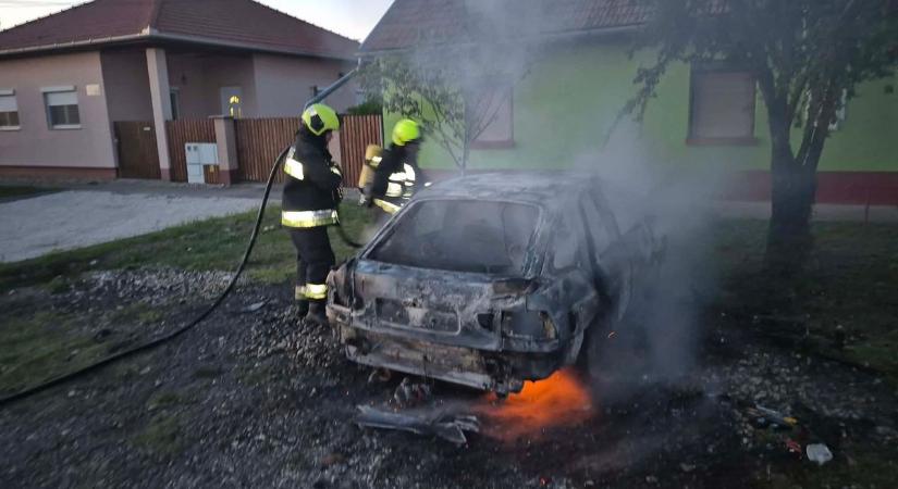 Sűrű füst és lángok csaptak fel egy autóból Sándorfalván, gyorsan a helyszínre érkeztek a tűzoltók
