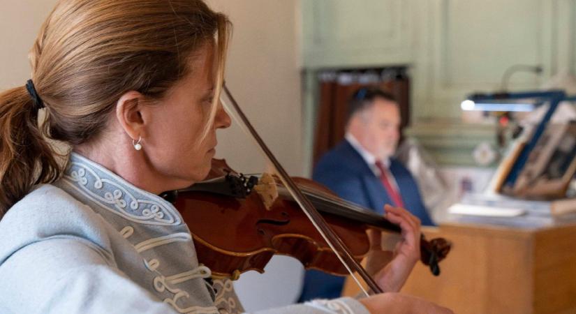 Varga Judit hegedült, de a kegyelmi ügyről nem beszél