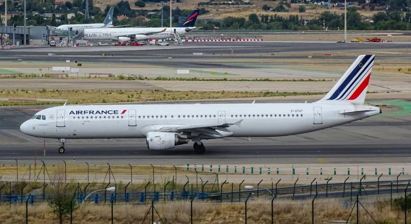 Drámai fordulat: Ebola-gyanú miatt fordították vissza az Air France járatát
