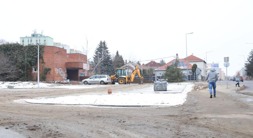 Parkolóbalhé Pécsen: 264 milliót kellene fizetnie a tulajnak, tudja is