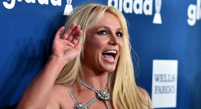 Britney Spears késsel rohangált egy étteremben és még ugatott is