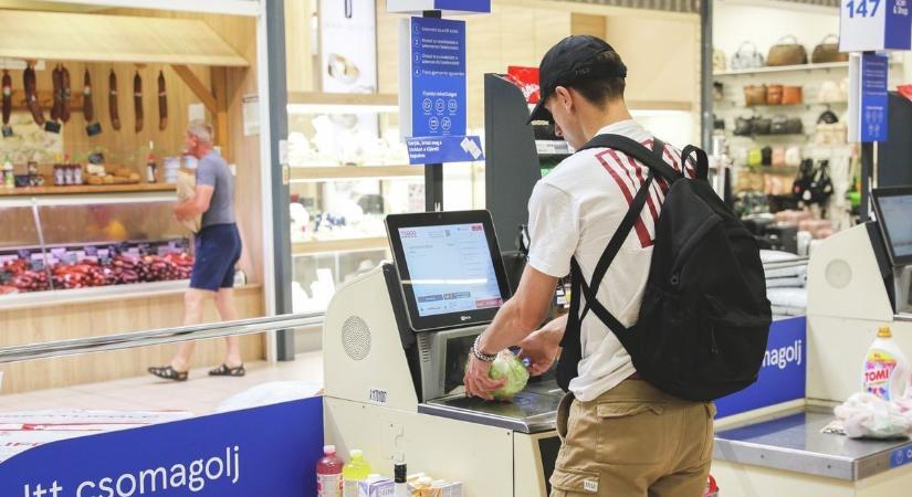 Az önkiszolgáló kasszánál trükközött a polgármester, de lebukott