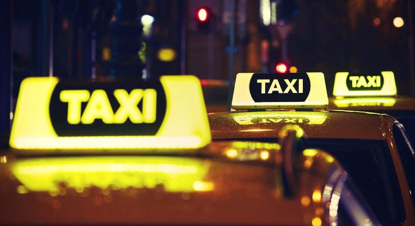 Taxisra támadt az utasa, egy nő állt meg segíteni