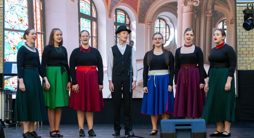 Kodály-dallamok csendültek fel a kecskeméti városháza díszudvarában  fotók