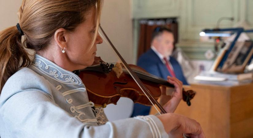 Varga Judit hegedült, Windisch László orgonán kísérte őt
