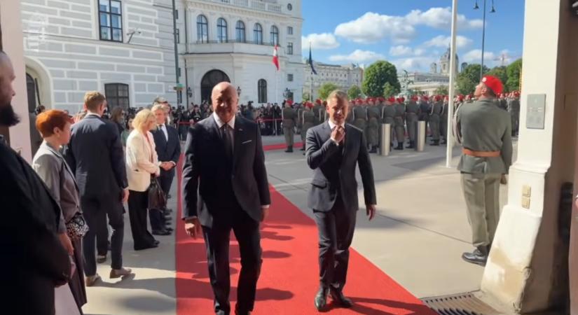 Katonai tiszteletadással fogadták Magyar Pétert Bécsben