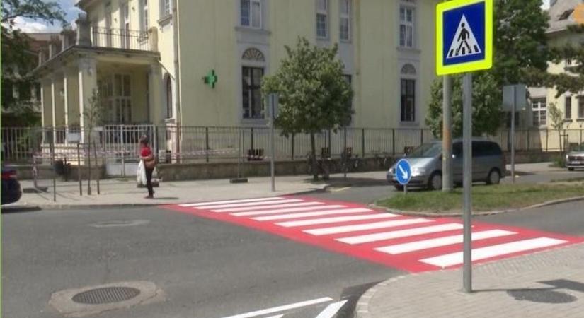 A halálos baleset után elkészült a zebra a szombathelyi kórháznál - fotó