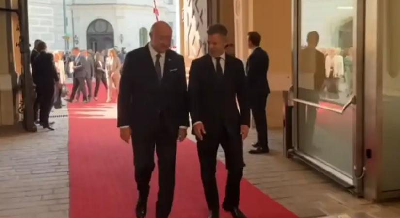 Katonai díszsorral fogadták Magyar Pétert a bécsi Ballhausplatzon