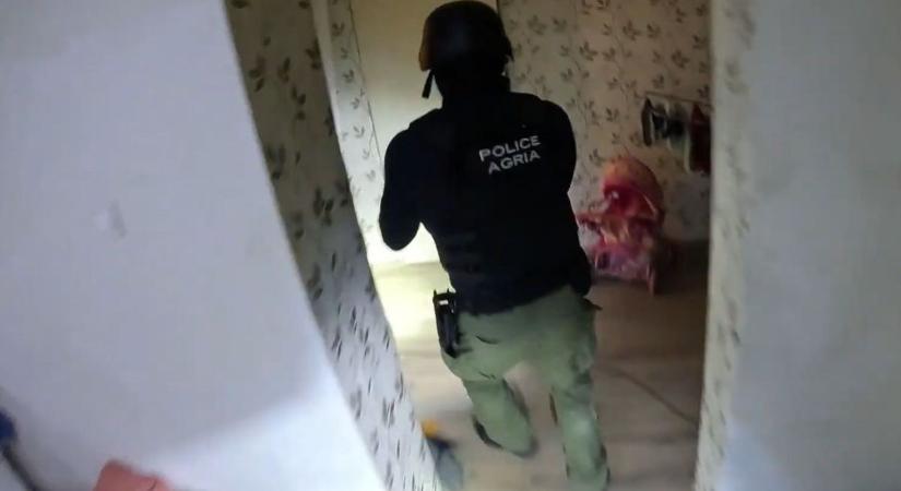 Csapda lett a tiszaburai díler házából, videón a rajtaütés