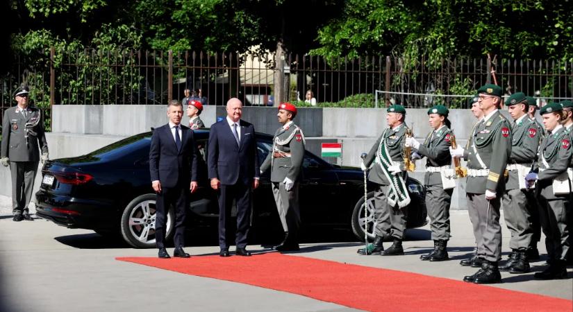 Magyar Péter és miniszterei megérkeztek Bécsbe, az osztrák kancellárnál kezdik a napot