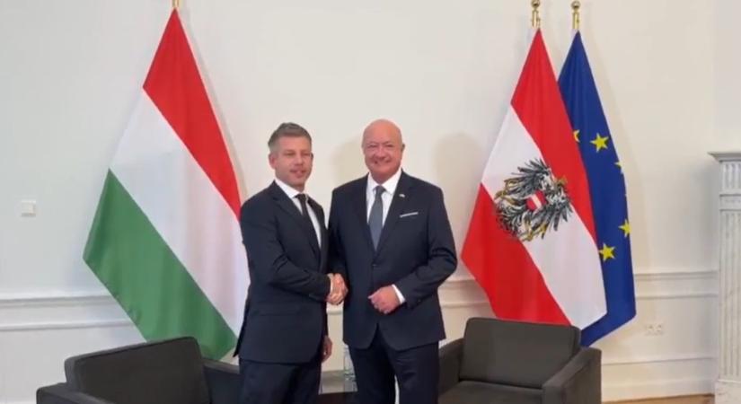 Magyar Péter találkozott az osztrák kancellárral - a nehézkes előkészítés után így érkezett meg a miniszterelnök Bécsbe - videó