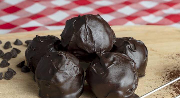 Almás kekszgolyó csokibevonattal: egyszerű recept 3 hozzávalóból