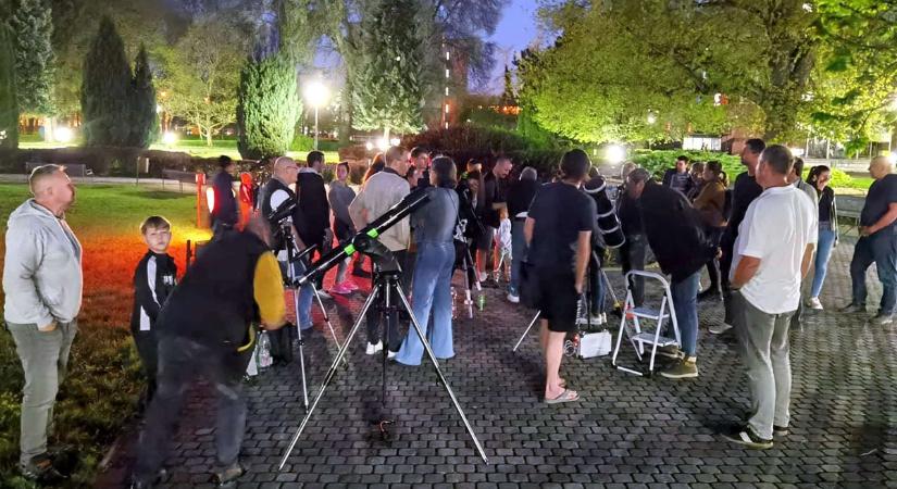 Az univerzum szerelmesei a Nyíregyházi Egyetem parkjában fürkészhetik az eget