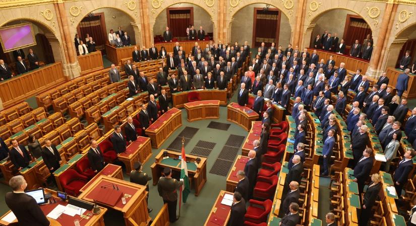 Mi történt? Törölte magát a netről Navracsics Tibor és Kovács Zoltán, de további érdekes nevek is eltűntek
