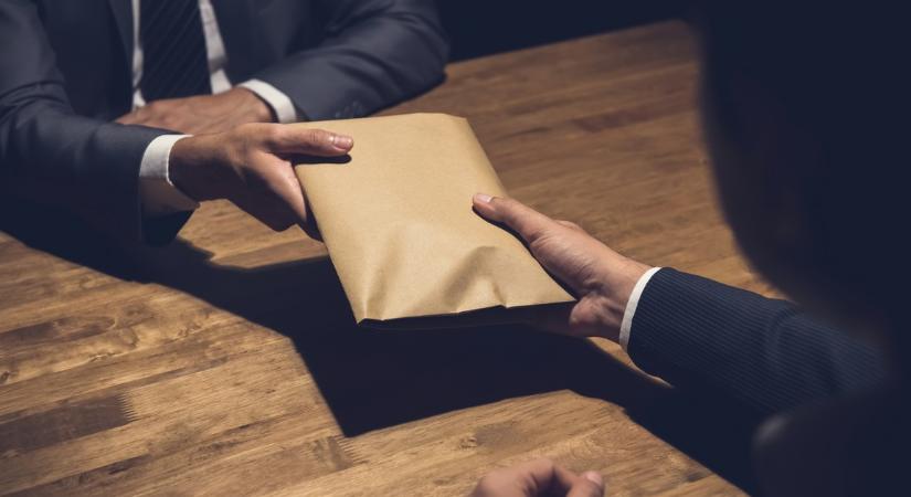 Súlyos lebukás! Tetten érték a magyar politikust, amikor kenőpénzt vett át