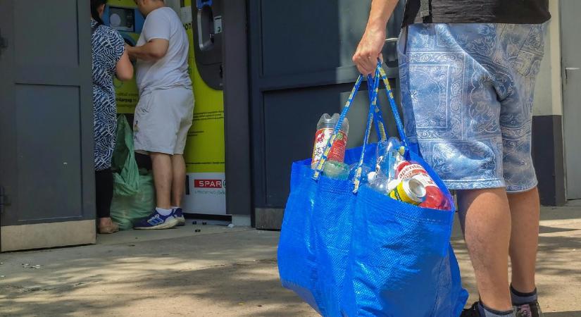 Visszaváltható palackokkal csalt össze magának 1,8 millió forintot egy áruházi dolgozó