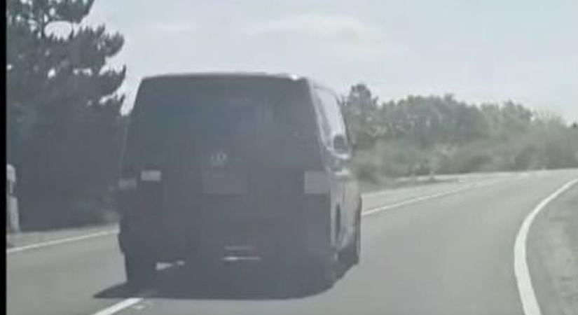 „Kacsázott” az úton a részeg sofőr (videó)