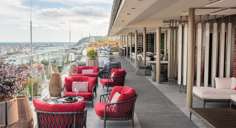 Budapest színeivel nyitotta meg 5. szezonját a White Raven Skybar