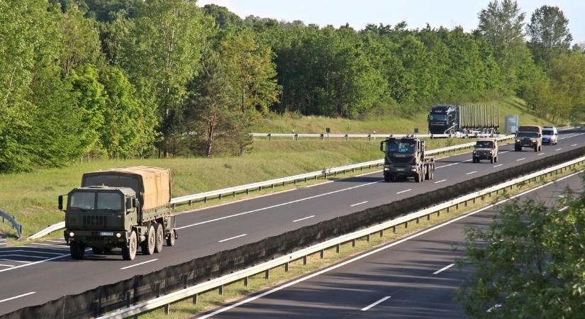 Idegen felségjelű harci járművek árasztották el Zalát (videó) – így menj el mellettük!
