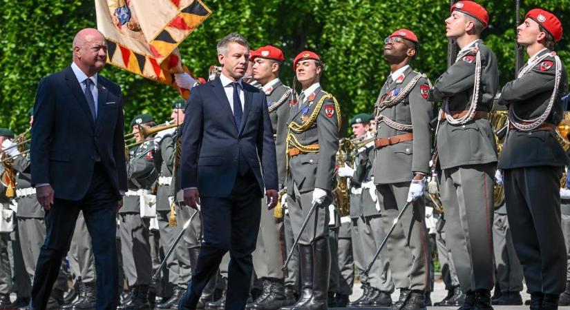 Katonai tiszteletadással fogadta Magyar Pétert az osztrák kancellár