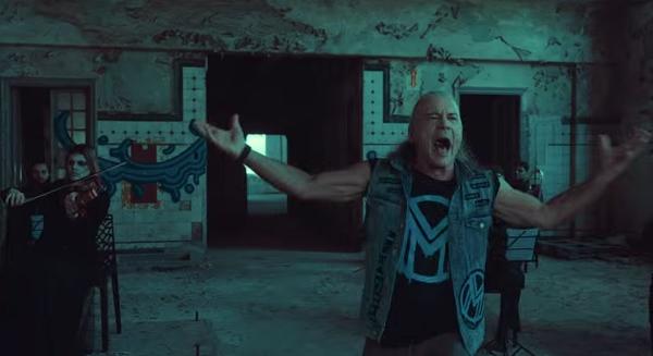 Bruce Dickinson: megérkezett a Tears Of The Dragon nagyzenekaros verziójának klipje