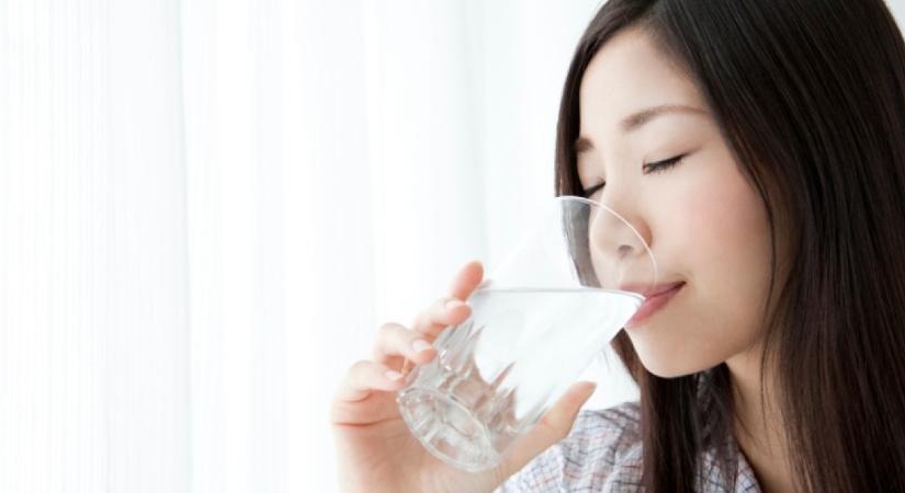 Se edzőterem, se koplalás: a japán vízdiétától olvadni kezd majd a hasadról és a combodról a zsír